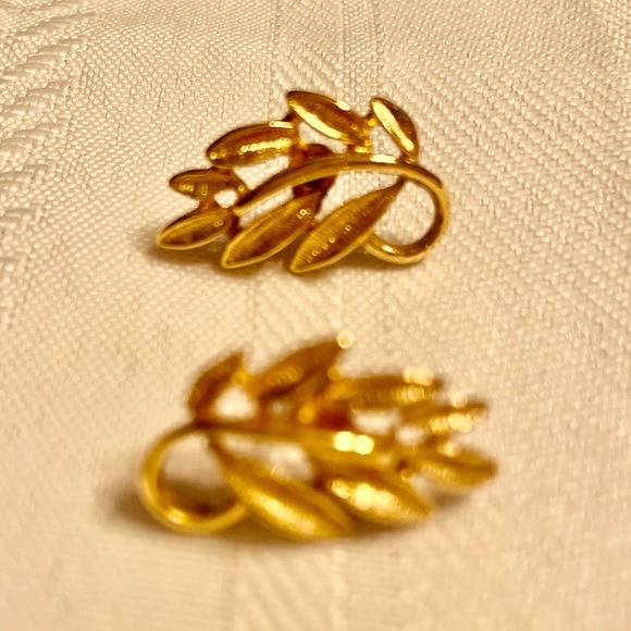 Gold tone leaf earrings - Picture 1 of 4